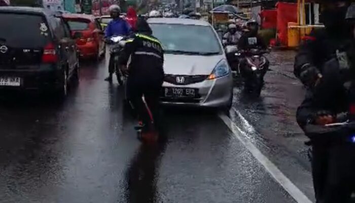 Polisi Kawal Ibu Melahirkan di Tengah Sistem Satu Arah Jalur Puncak
