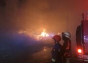 Jongko Palet di Terusan Pasir Koja Terbakar