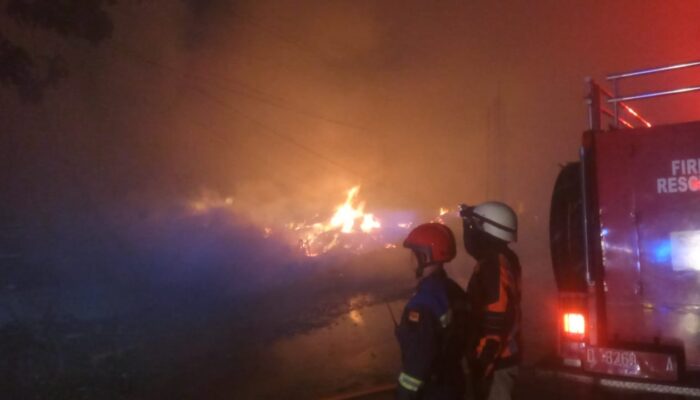 Jongko Palet di Terusan Pasir Koja Terbakar