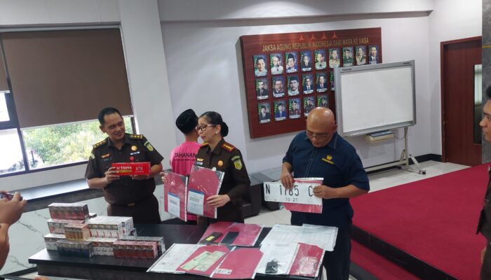 Kejari Garut Terima Penyerahan Tersangka Kasus Rokok Ilegal
