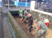 Atasi Banjir, Camat Surian Bareng Forkopimcam Bersihkan Saluran Air di Wanajaya