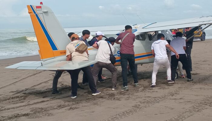 Gagal Mesin, Pesawat Jenis Capung Mendarat Darurat di Pesisir Pantai Pangandaran
