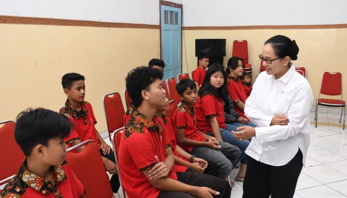 Kajati Jabar Gelar Baksos Paskah di Cimahi dan Bandung