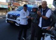 Wagub Erwan Menolong Pengendara yang Kecelakaan Lalu Lintas