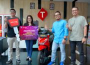 Beli Nomor Cantik Telkomsel di BEC, Ibu Rumah Tangga di Bandung Menangkan Hadiah Utama Sepeda Motor dari Gebyar Akhir Tahun 2024