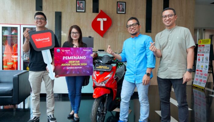 Beli Nomor Cantik Telkomsel di BEC, Ibu Rumah Tangga di Bandung Menangkan Hadiah Utama Sepeda Motor dari Gebyar Akhir Tahun 2024