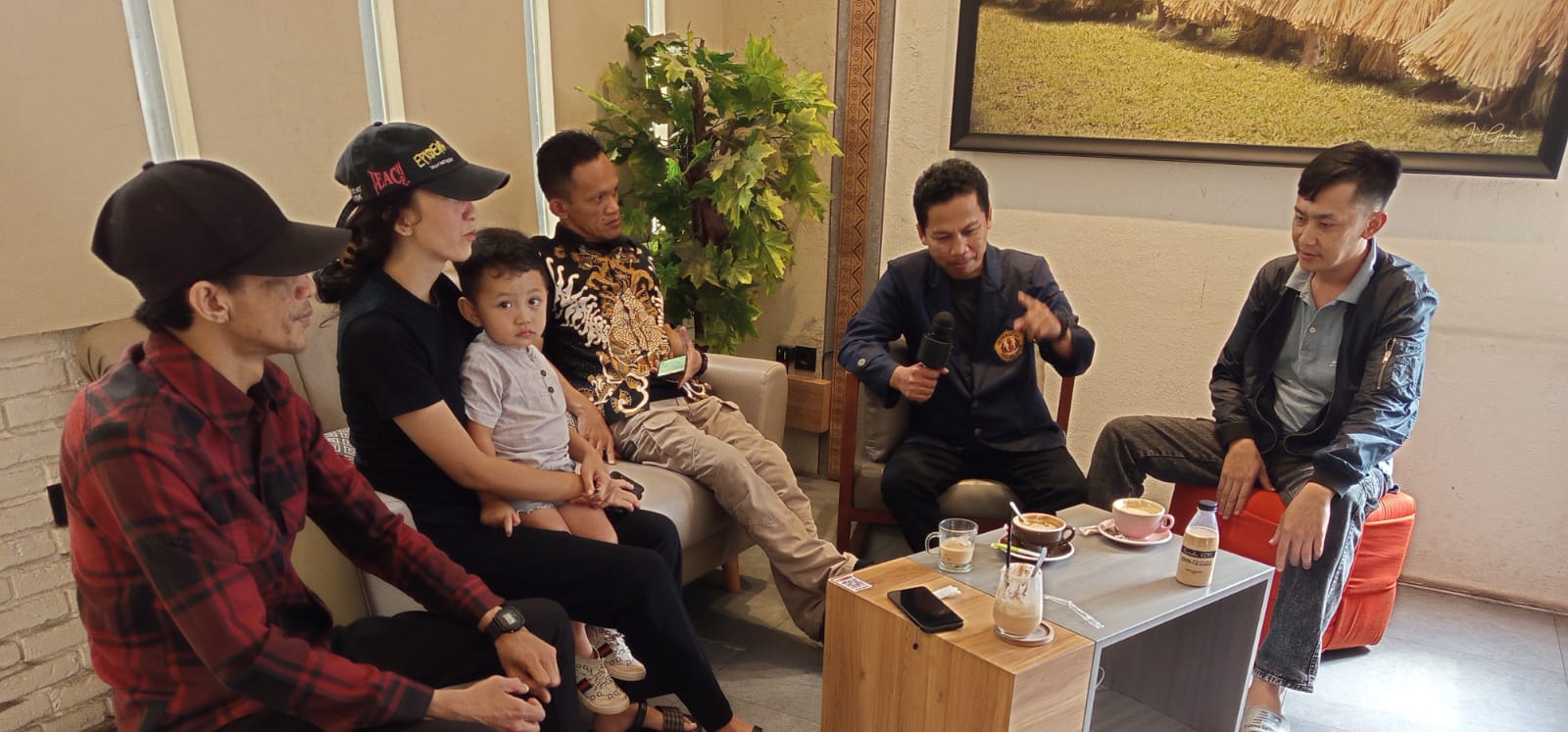 FDAM Unpad, gelar konfrensi pers menyikapi kasus iklan BJB di Kundu Kopi Cafe, Kota Bandung. ***