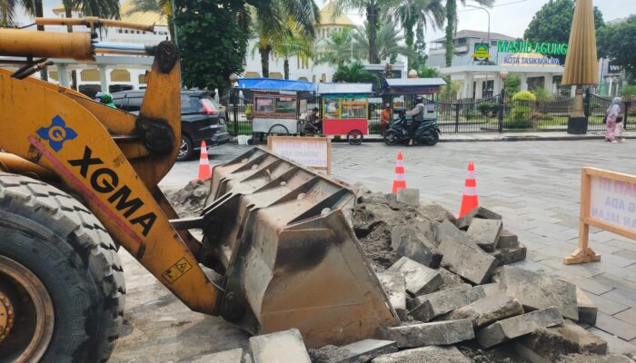 Dibangun Era Wali Kota Budi, Jalan Andesit Tamkot Tasik Dibongkar