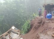 Sebuah Rumah Beserta Isinya Hancur Terbawa Longsor