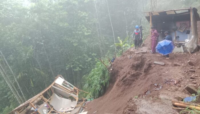 Sebuah Rumah Beserta Isinya Hancur Terbawa Longsor