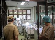 Wakil Wali Kota Bandung Jenguk Bobotoh yang Jatuh dari Jembatan Pasupati di RSHS