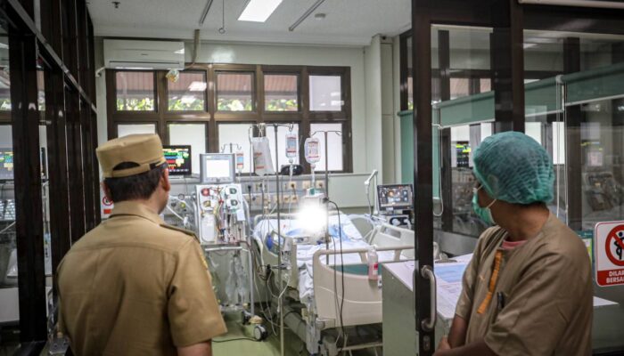 Wakil Wali Kota Bandung Jenguk Bobotoh yang Jatuh dari Jembatan Pasupati di RSHS