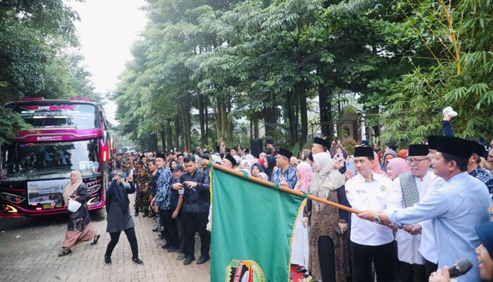 308 Jemaah Haji Purwakarta Kloter 23 Dilepas Wabup Abang Ijo Hapidin