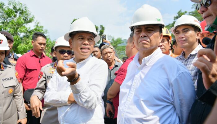 KDM Tinjau Lokasi Longsor di Cirebon