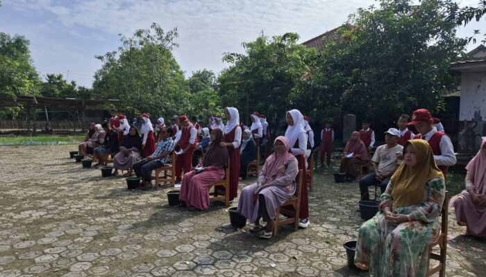 Siswa SDN 4 Bugis Kecamatan Anjatan Lakukan Sungkeman dan Cuci Kaki Orang Tua | Simbol Bakti Anak