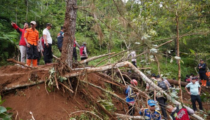 Kondisi Medan Belum Memungkinkan Lakukan Pencarian Korban Tertimbun Longsor di Tenjowaringin