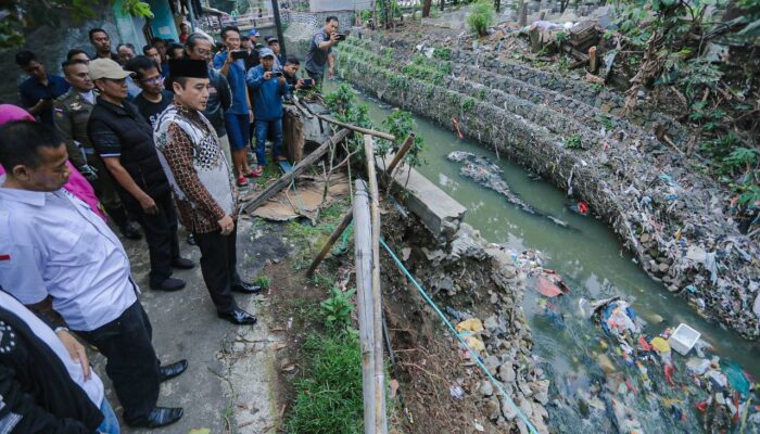 Tinjau Kirmir Roboh di Maleer Utara, Erwin Pastikan Perbaikan dimulai Agustus