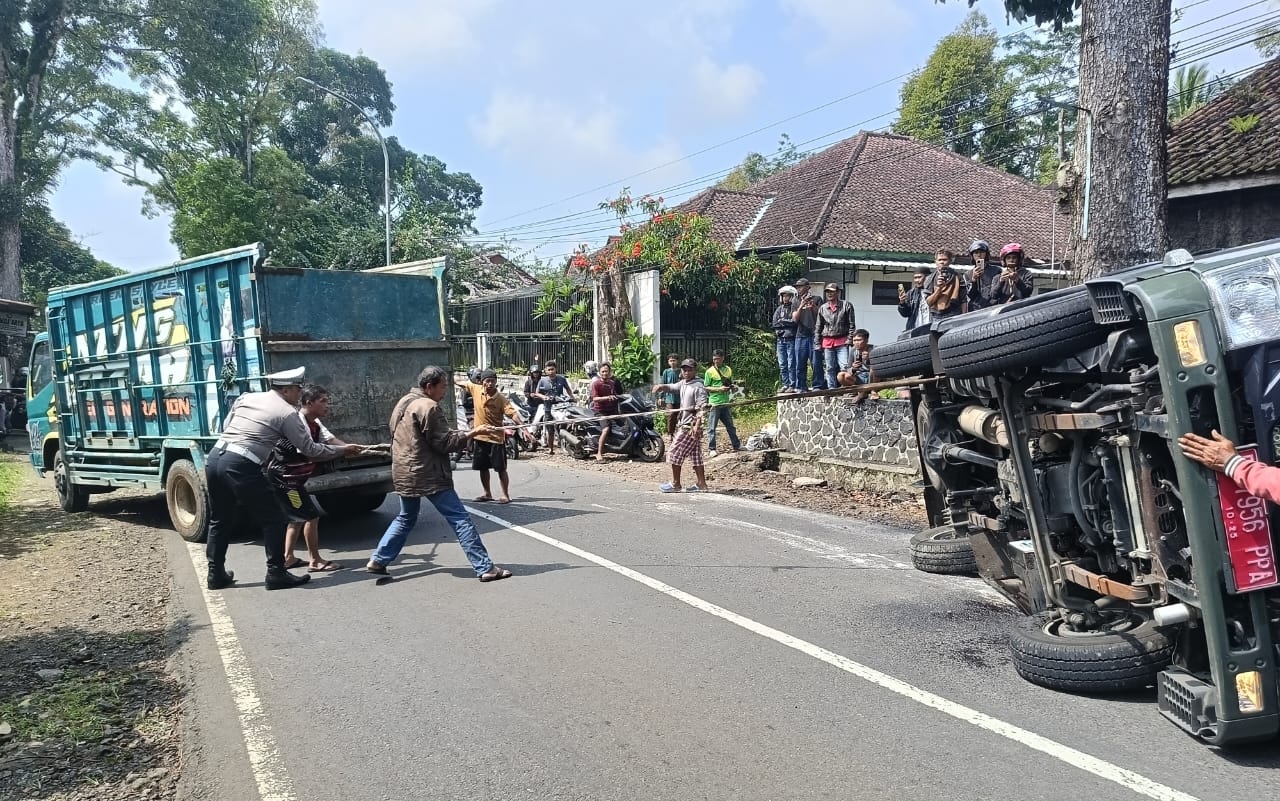 Mobil Lapas Terguling