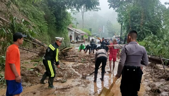 Dua Titik Longsor di Salawu Lumpuhkan Arus Lalu Lintas Tasik-Garut
