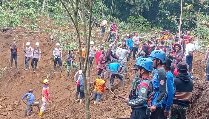 Dibantu Anjing Pelacak, Pencarian Korban Tertimbun Longsor Tenjowaringin Belum Buahkan Hasil