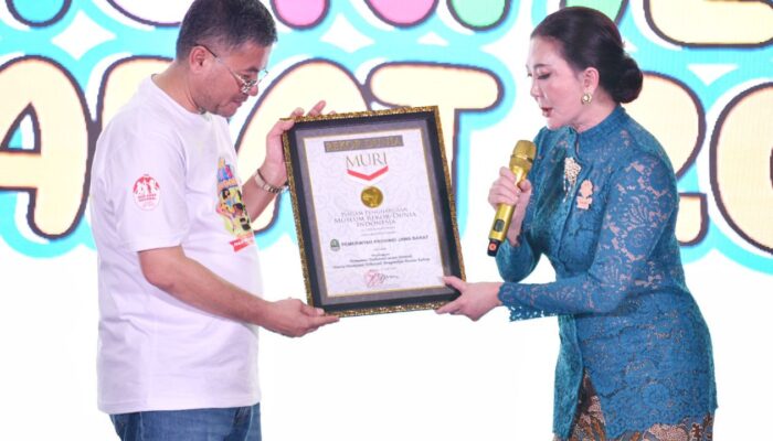 DP3AKB Jabar Raih Rekor MURI untuk Permainan Anak Tradisional Berkebaya