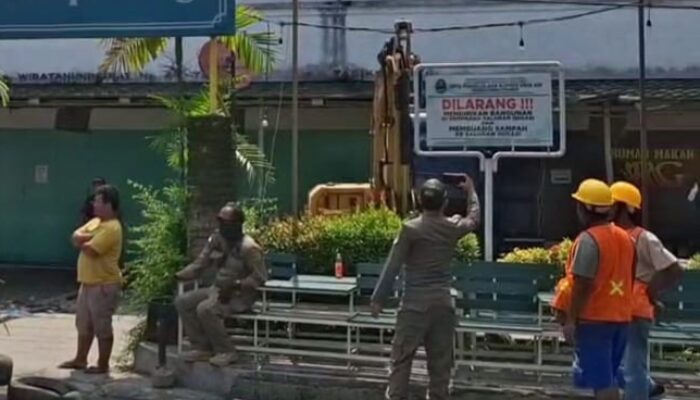 Bangunan Liar di Atas Saluran Irigasi Cimulu Kota Tasikmalaya Dibongkar