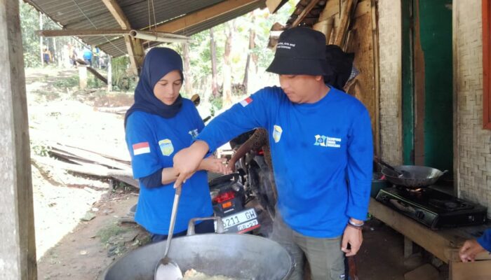 Bantu Tim Pencari Korban Longsor, Warga Dirikan Dapur Umum