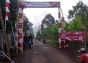 GAPURA Merah Putih Berdiri di Jalan Dusun Sampora