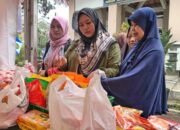 Hujan Deras tak Surutkan Warga Serbu Bazar Murah Bandung