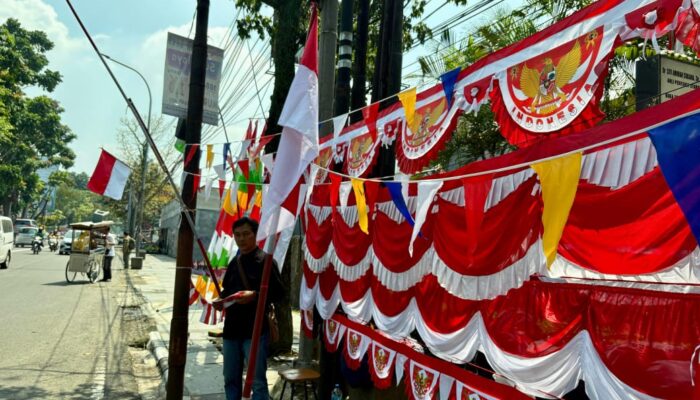 Merah Putih Berkibar, Pedagang Bendera Ramaikan Kota Bandung Jelang 17 Agustus