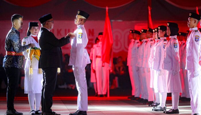 Wali Kota Kukuhkan 100 Anggota Paskibraka Kota Bandung Tahun 2025