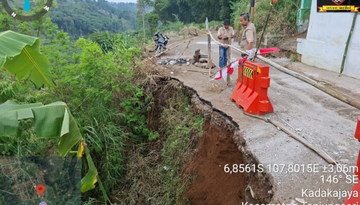 Gercep! Dinas PUTR Sumedang Tangani Longsor di Kadakajaya