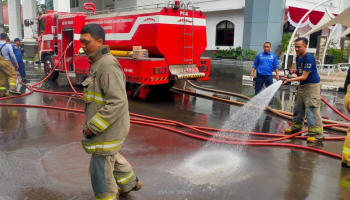 Diskarmat Kota Bandung Bersihkan Dampak Unjuk Rasa