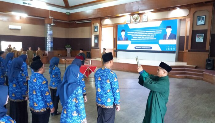 Bupati Sumedang Serahkan SK dan Ambil Sumpah PNS serta PPPK Tahap II Formasi 2024