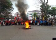 Mahasiswa Kembali Demo di DPRD Jabar, Bakar-bakar Sampai Orasi