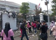 Warga Kota Bandung Gelar Aksi ‘Buang Sampah Pada Tempatnya’ di Depan Gedung DPRD Jabar