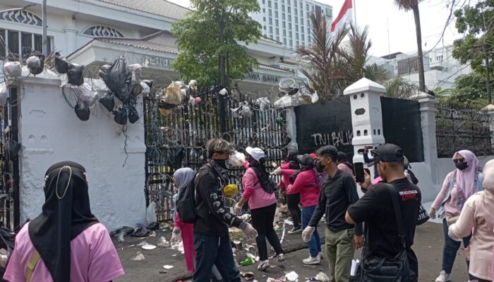 Warga Kota Bandung Gelar Aksi ‘Buang Sampah Pada Tempatnya’ di Depan Gedung DPRD Jabar