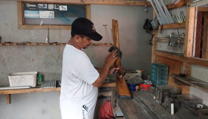 Intelkam Polda Jabar Bina Perajin Senapan Angin Anggota Koperasi Galumpit Jaya Abadi