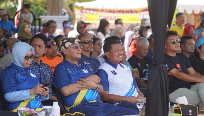 Atlet Paragliding Dunia Adu Kepiawaian di Langit Sumedang