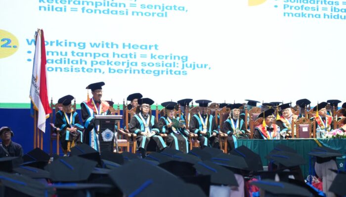 Mensos Saifullah Yusuf Kukuhkan 430 Wisudawan Poltekesos Bandung