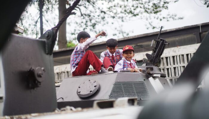 Pelajar SD dan SMP Bandung Antusias Ikuti Study Tour Museum Kavaleri TNI AD