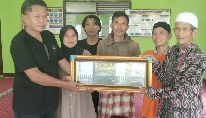 PT Rakhan Poetra Widodo dan H2N Service Salurkan Bantuan Jam Digital ke Masjid di Desa Simpen Kidul Garut