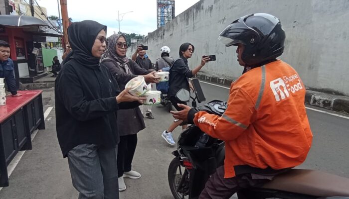 Jumat Berbagi, PDI Perjuangan Jabar Bagikan Ratusan Porsi Makanan Gratis
