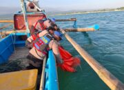 Polisi Bersama Relawan Nelayan Temukan Korban Tenggelam di Pantai Karangpapak