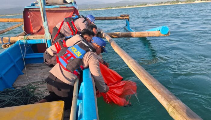 Polisi Bersama Relawan Nelayan Temukan Korban Tenggelam di Pantai Karangpapak