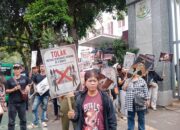 Kasus KBB: Massa Kibarkan Poster Raksasa ‘Pokir Siluman’ di Depan Kejati Jabar