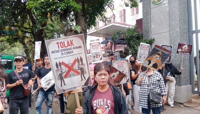 Kasus KBB: Massa Kibarkan Poster Raksasa ‘Pokir Siluman’ di Depan Kejati Jabar