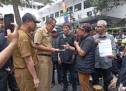 Warga Bandung Demo, Tuntut Wali Kota Buka Police Line di Kebun Binatang