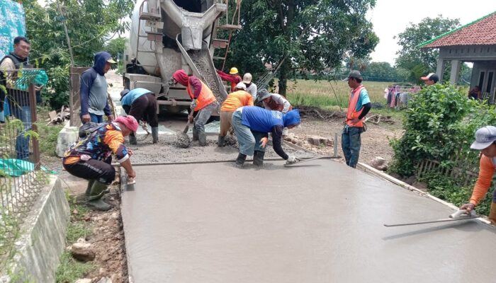 Mantap! Pemdes Mangunjaya Indramayu Bangun Jalan di Blok Karang Sambung
