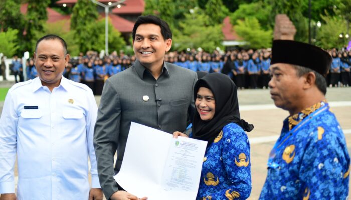 Bupati Lucky Hakim Serahkan SK Pengangkatan 4.733 PPPK Paruh Waktu